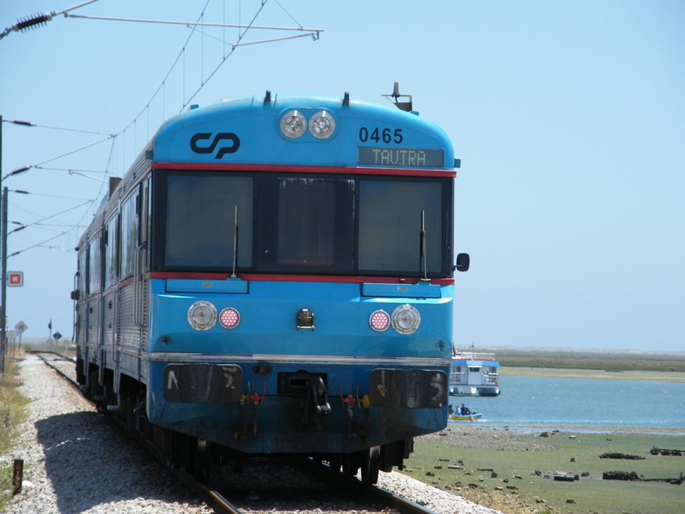 Regional train near Faro