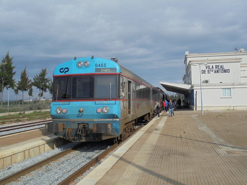 vrsa train at station